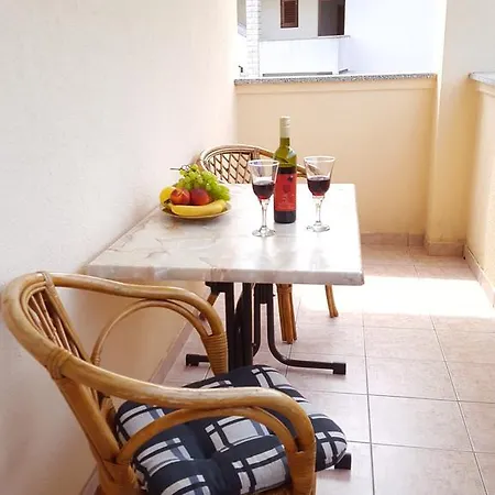 Mirakul Apartment Lopar